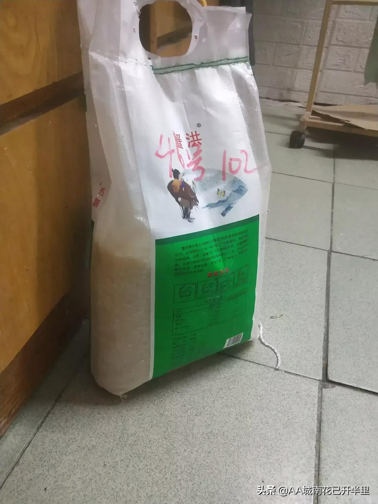疫情上海小区：可乐可换万物，烟酒属硬通货，鸡蛋面粉持续见涨