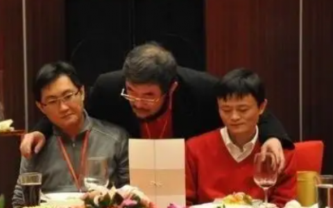 中国科技创投领域的老前辈-吴鹰，左手搭着马云右手搭着马化腾